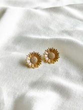 Load image into Gallery viewer, Daisy Statement Studs
