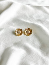 Load image into Gallery viewer, Daisy Statement Studs
